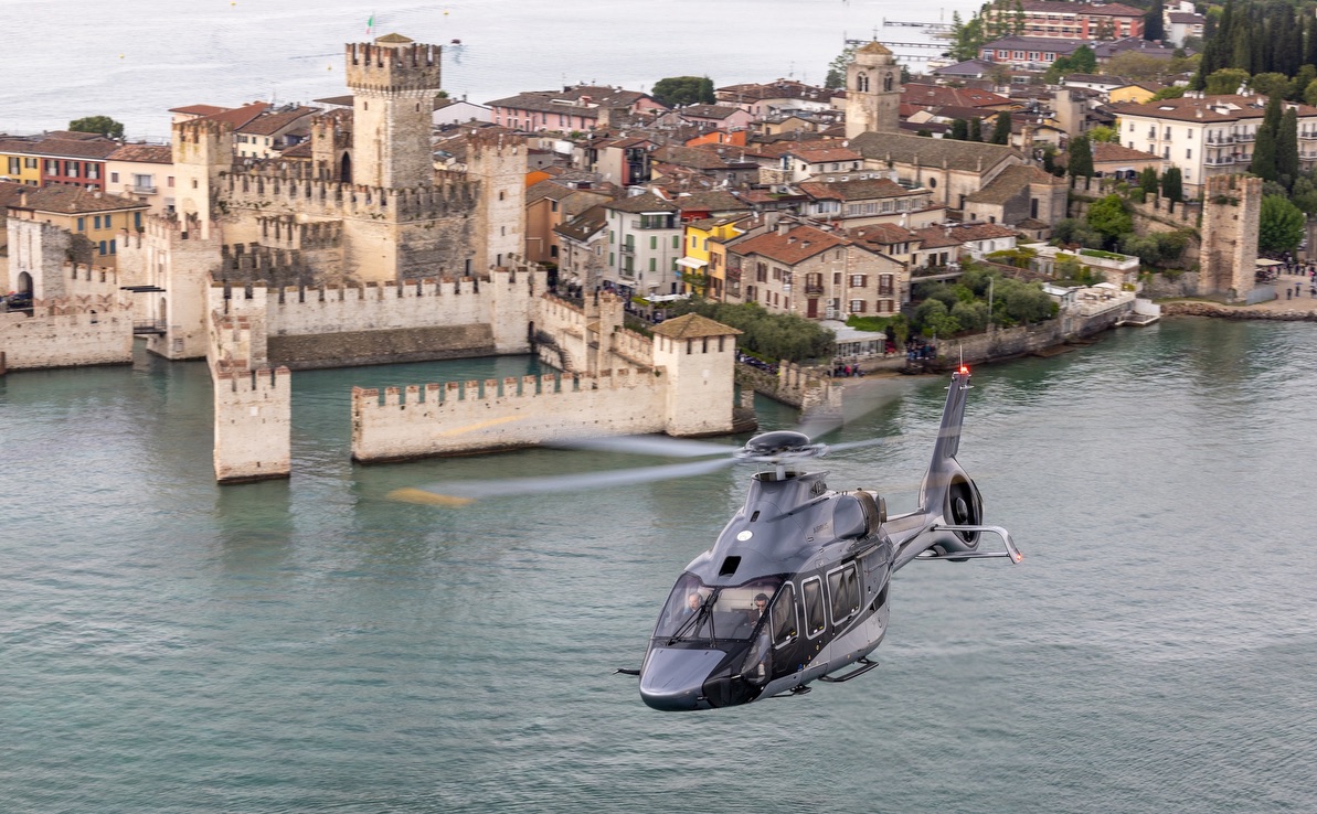 Il nuovo elicottero H160 di Airbus Helicopters, che è stato presentato a Trento. è un elicottero silenzioso, sicuro ed equilibrato che ha già ricevuto ordinazioni da tutto il mondo.