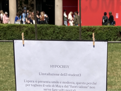 “L’installazione dell3 student3” nel chiostro dell’Università Statale di Milano, in aperta polemica con l’installazione Holcim