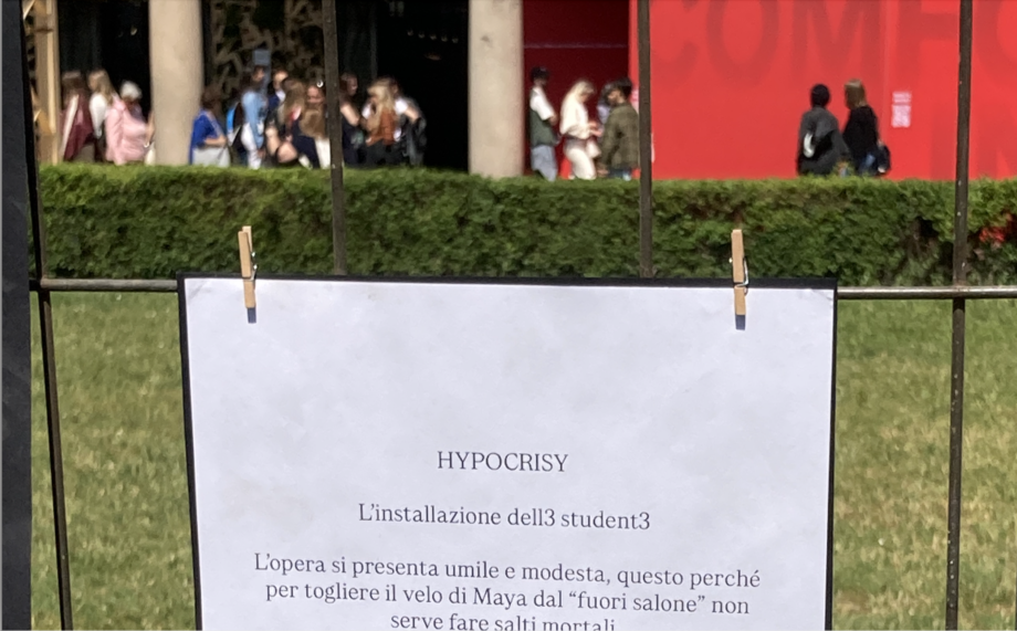 “L’installazione dell3 student3” nel chiostro dell’Università Statale di Milano, in aperta polemica con l’installazione Holcim