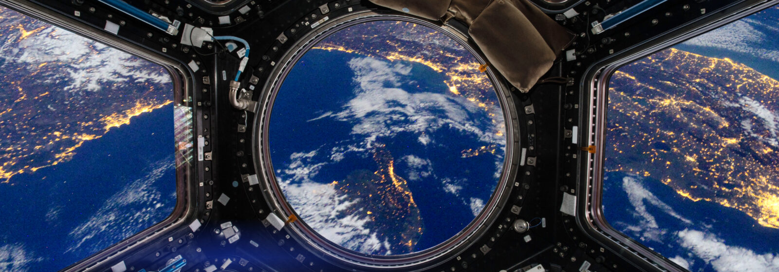 la terra vista da un'astronave illustra il mondo attraversato da grandi cambiamenti come la space economy