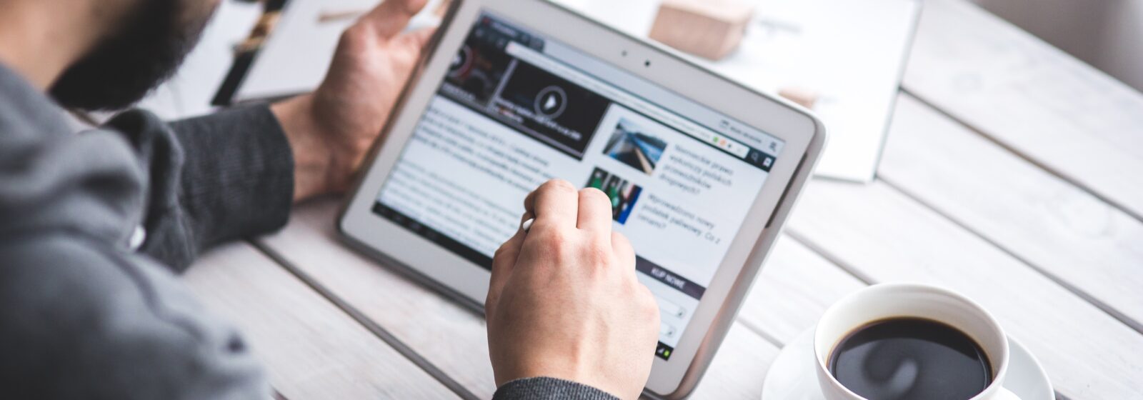 Il 68% degli italiani dedica più di un momento della giornata a tenersi informato. Il 44% lo fa con piacere e curiosità, il 27% lo considera un dovere civico, il 16% perché spinto da esigenze di studio o lavoro. Eppure, il 74% di quegli stessi cittadini dichiara di non fidarsi di quello che legge online. È la contraddizione che emerge dal sondaggio Radar Swg condotto a marzo 2026.