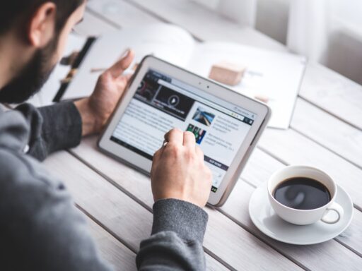 Il 68% degli italiani dedica più di un momento della giornata a tenersi informato. Il 44% lo fa con piacere e curiosità, il 27% lo considera un dovere civico, il 16% perché spinto da esigenze di studio o lavoro. Eppure, il 74% di quegli stessi cittadini dichiara di non fidarsi di quello che legge online. È la contraddizione che emerge dal sondaggio Radar Swg condotto a marzo 2026.