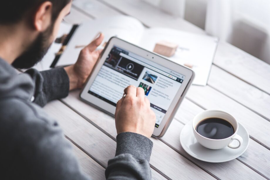 Il 68% degli italiani dedica più di un momento della giornata a tenersi informato. Il 44% lo fa con piacere e curiosità, il 27% lo considera un dovere civico, il 16% perché spinto da esigenze di studio o lavoro. Eppure, il 74% di quegli stessi cittadini dichiara di non fidarsi di quello che legge online. È la contraddizione che emerge dal sondaggio Radar Swg condotto a marzo 2026.