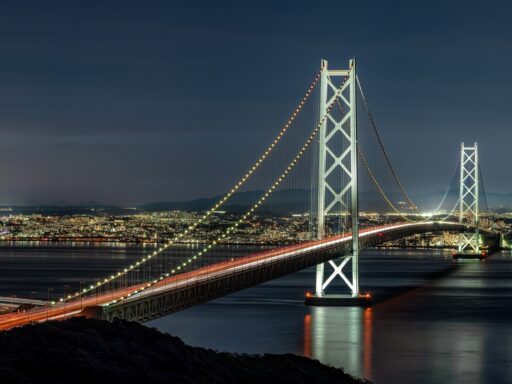 Il Ponte dello stretto di Akashi, in Giappone, è il secondo più lungo del mondo. L'1 ottobre al seminario ANRA si parlerà di infrastrutture strategiche.