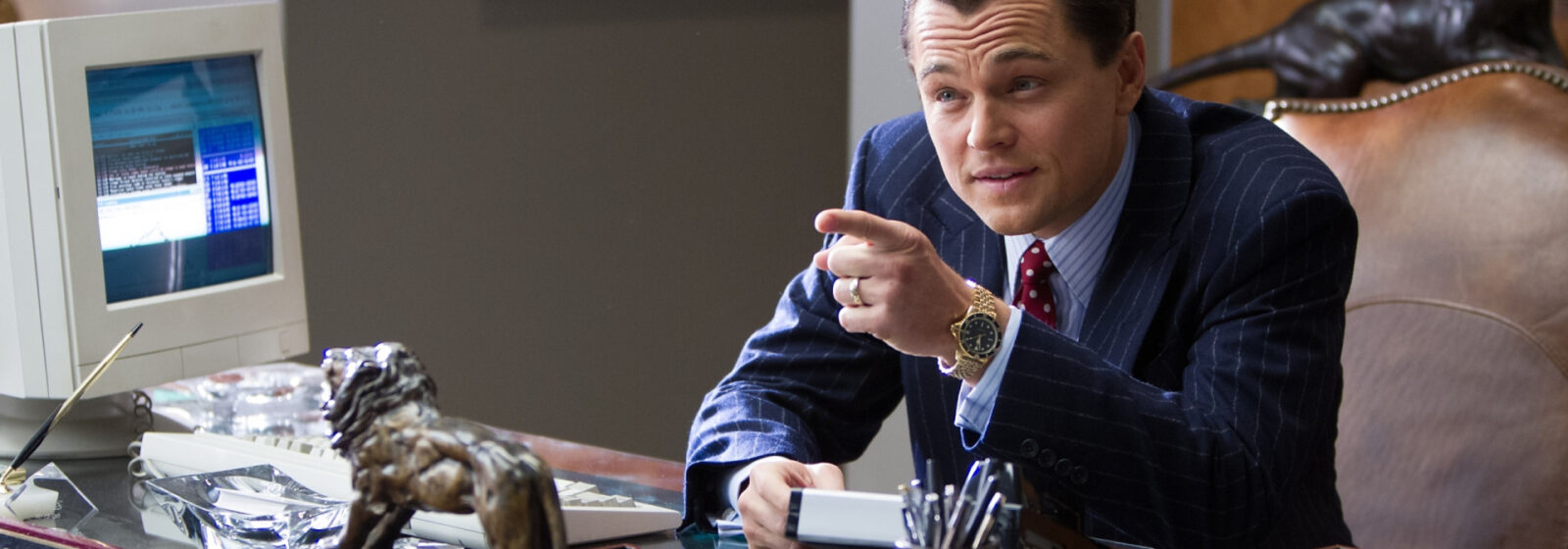 Una scena del film The Wolf of Wall Street, incentrato sulla storia di un broker interpreato da Leonardo Di Caprio