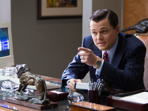 Una scena del film The Wolf of Wall Street, incentrato sulla storia di un broker interpreato da Leonardo Di Caprio