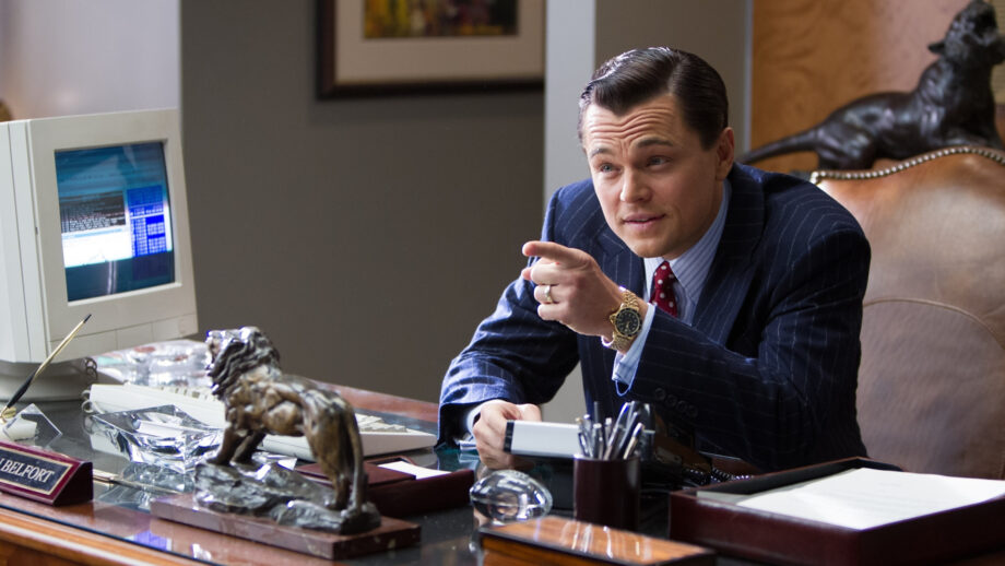 Una scena del film The Wolf of Wall Street, incentrato sulla storia di un broker interpreato da Leonardo Di Caprio